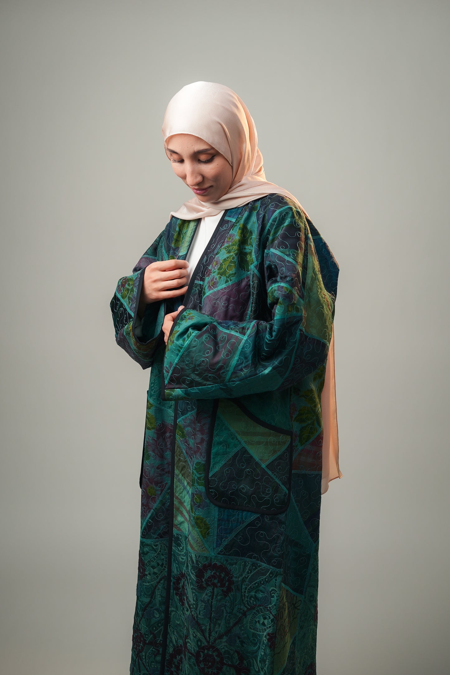 Manteau long patchwork émeraude — Brodé main — Écharpe en satin crème offerte