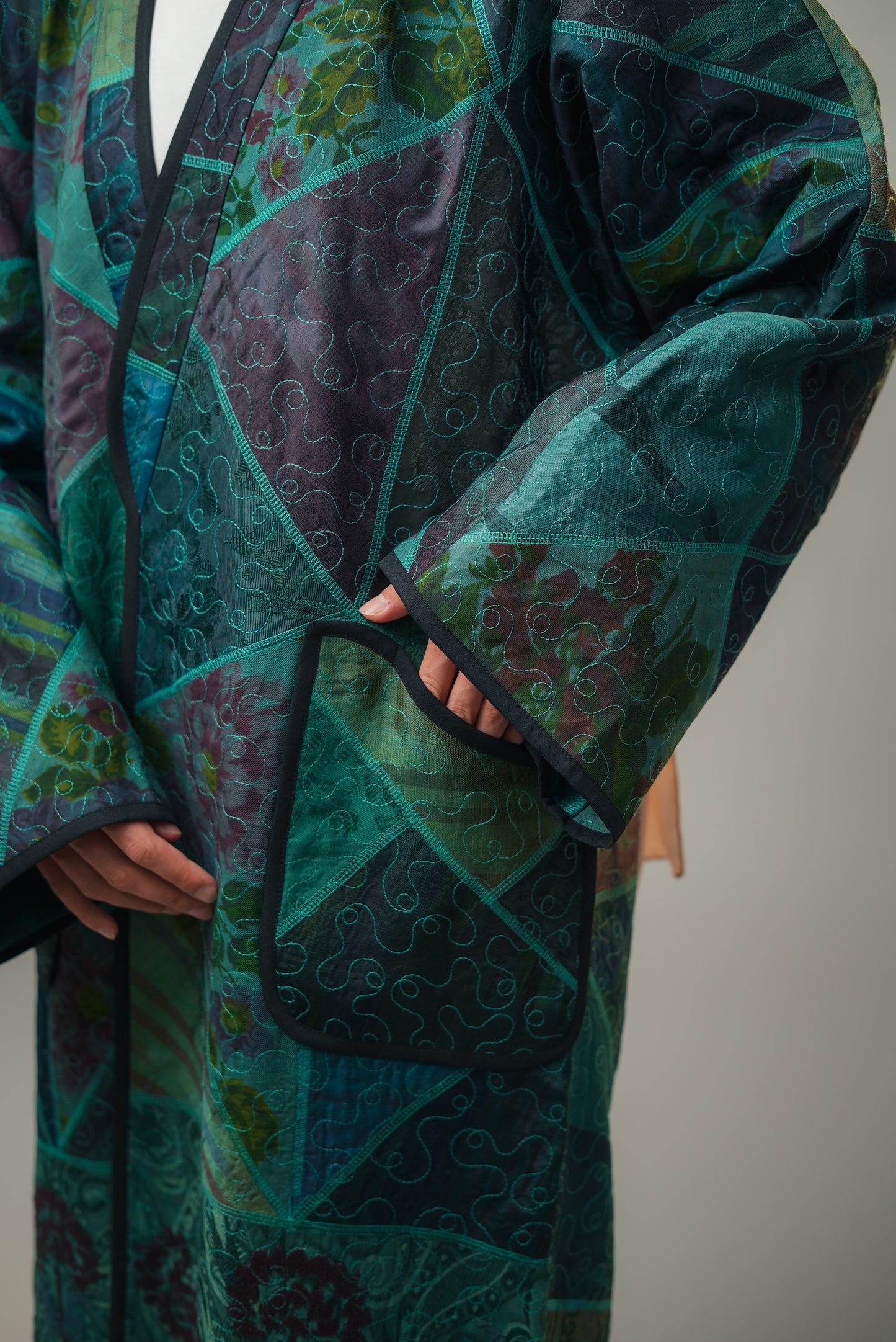 Manteau long patchwork émeraude — Brodé main — Écharpe en satin crème offerte