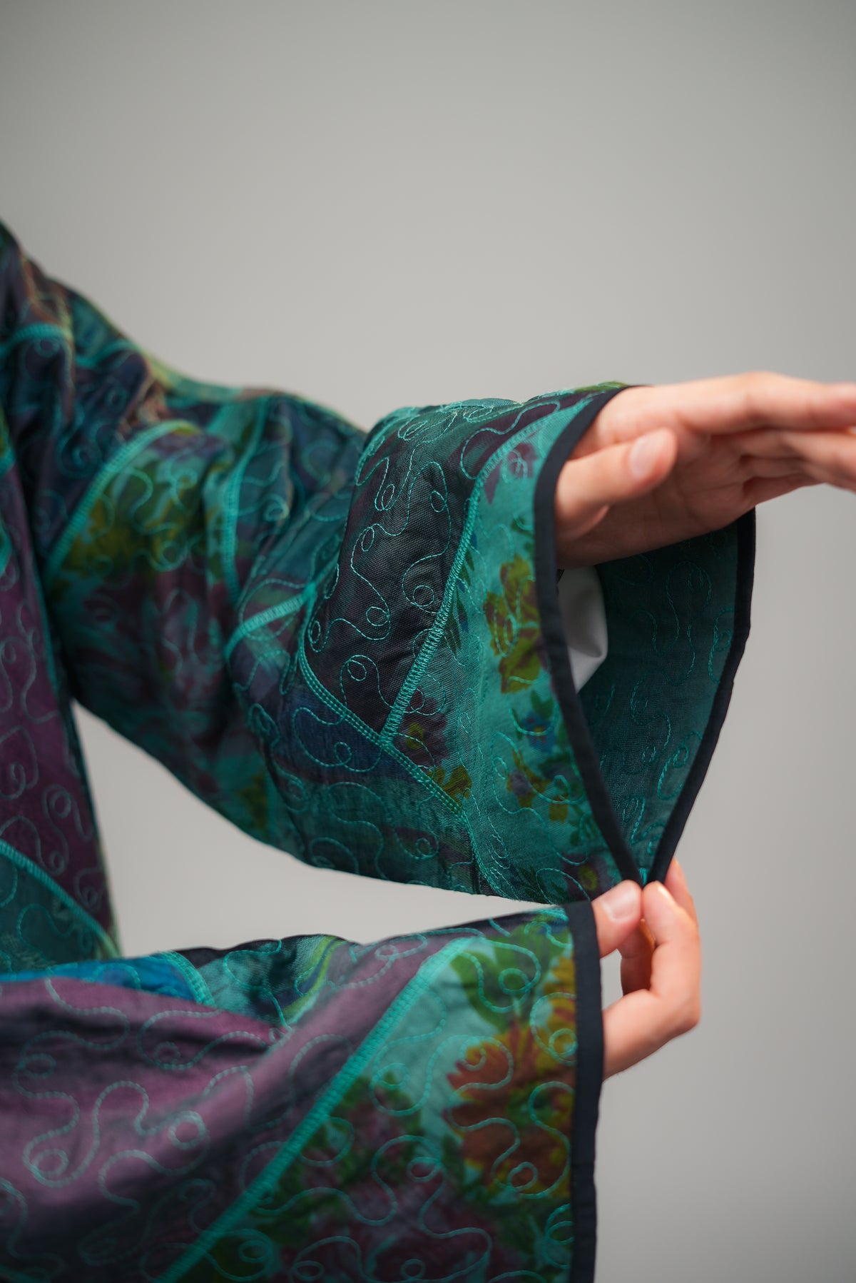 Manteau long patchwork émeraude — Brodé main — Écharpe en satin crème offerte