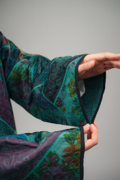 Manteau long patchwork émeraude — Brodé main — Écharpe en satin crème offerte