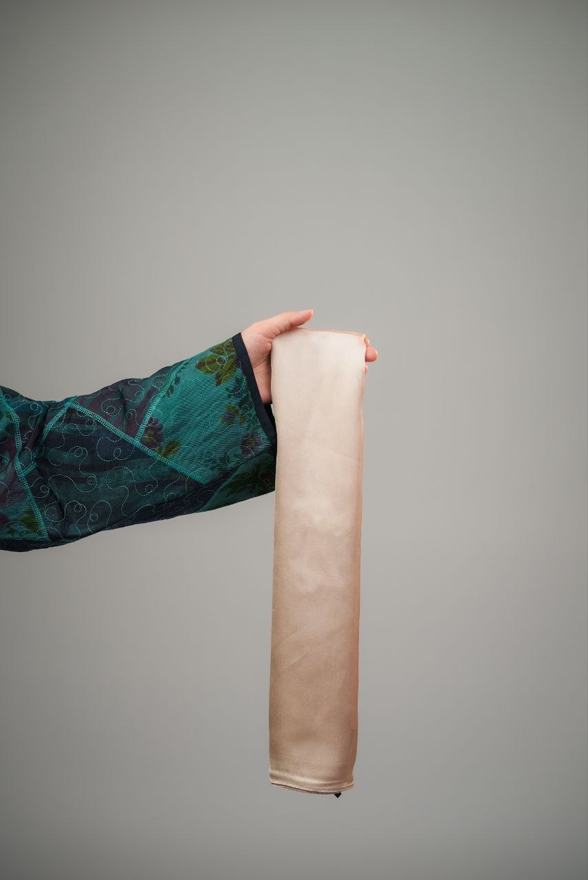 Manteau long patchwork émeraude — Brodé main — Écharpe en satin crème offerte